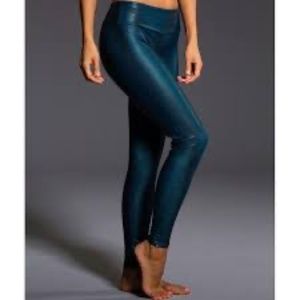 Onzie Yoga Set in Fiji Teal Snake Print - BRAND NEW WITH TAGS